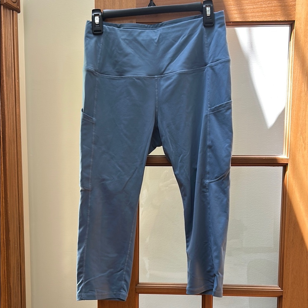 The gym People, cornflower blue capri leggings with media pockets, size M